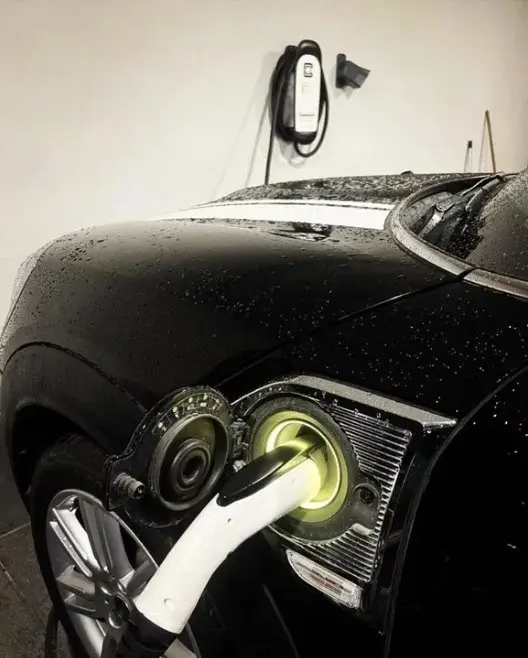 Instalación de cargador eléctrico para auto en estacionamiento techado en Guadalajara